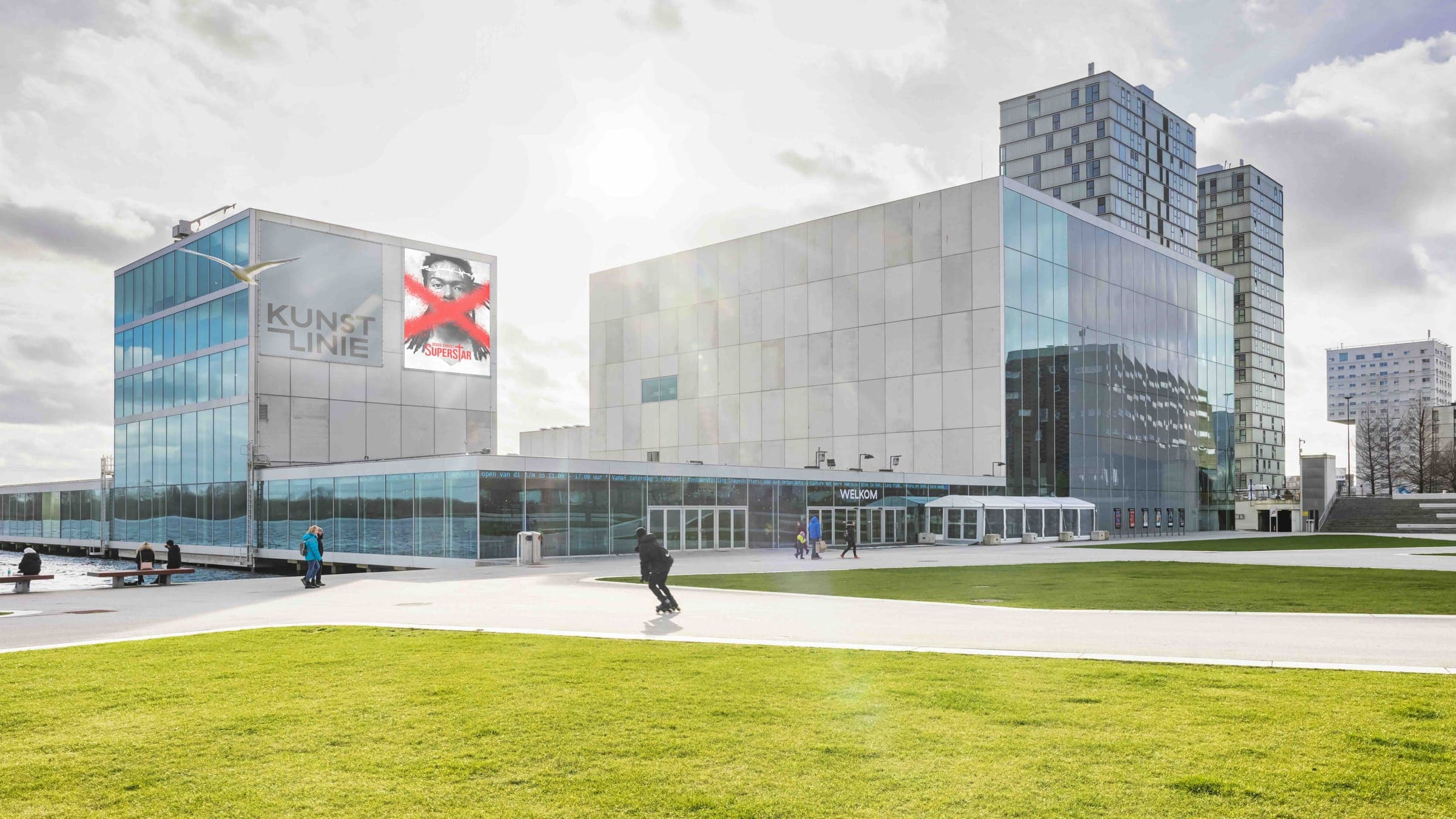Kunstlinie Almere: het glazen theatergebouw aan de Esplanade, gezien vanaf het gras.